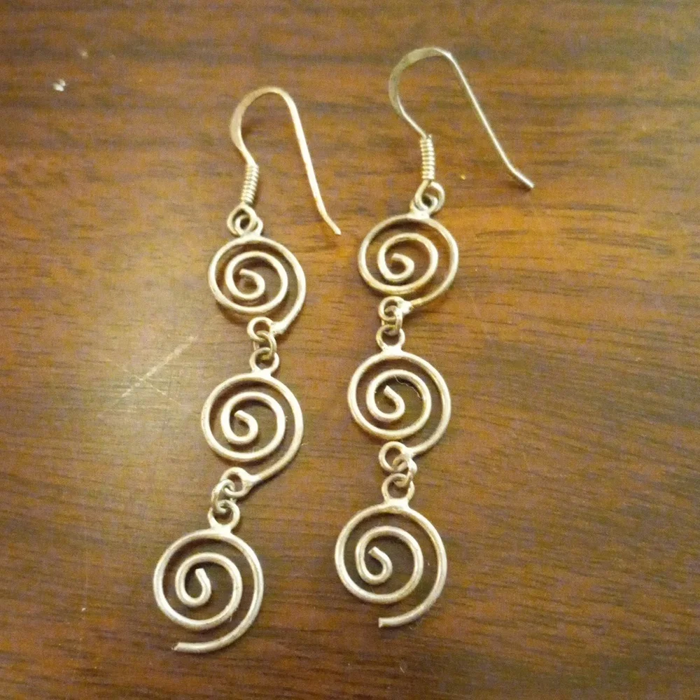 Metal spiral earrings - Picture 3 of 5